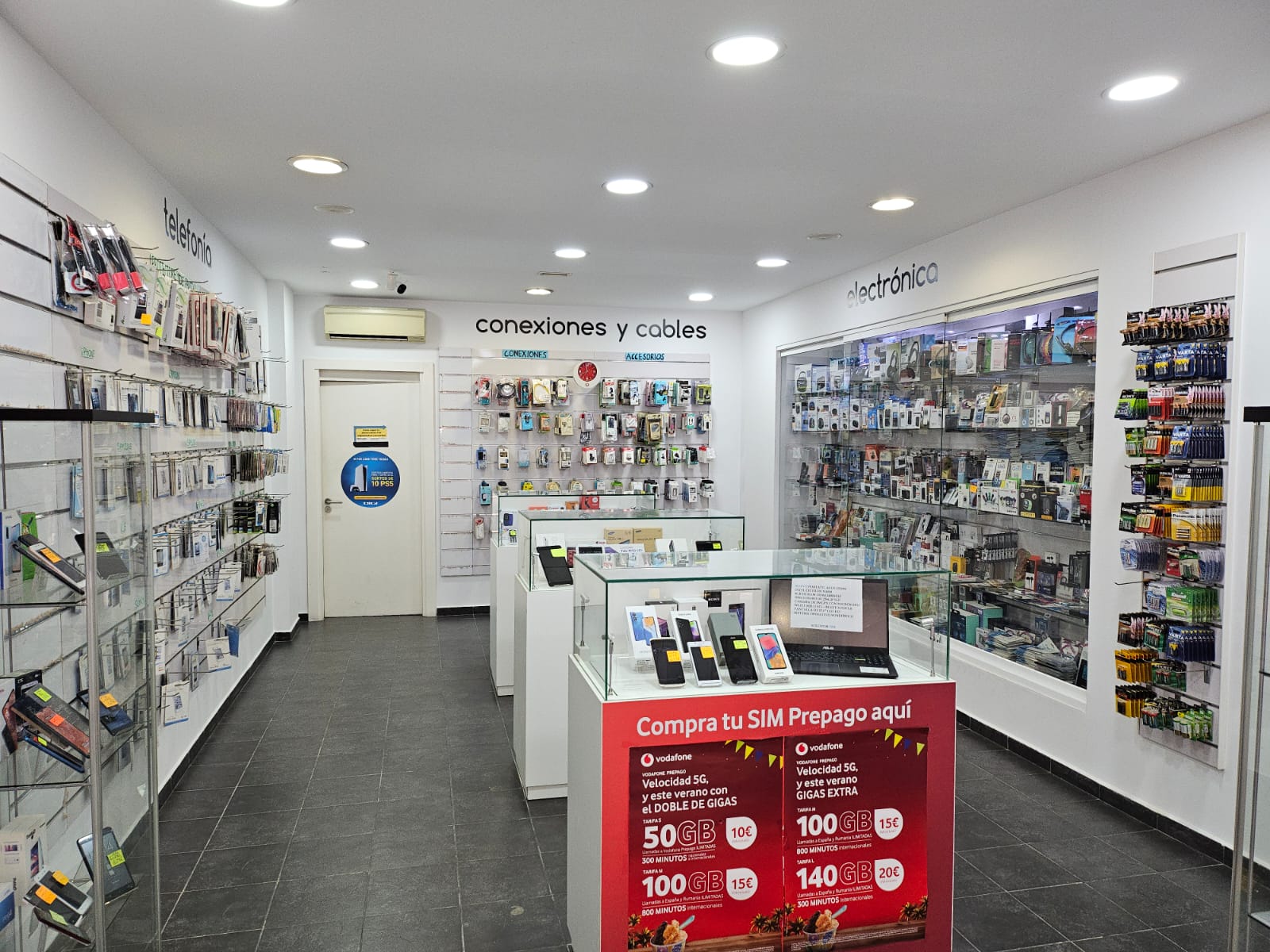 Movil y más interior establecimiento con moviles